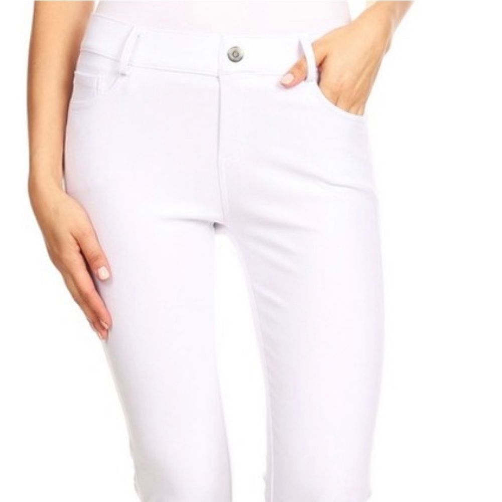 NEW boutique stretchy cropped jeggings in white!
